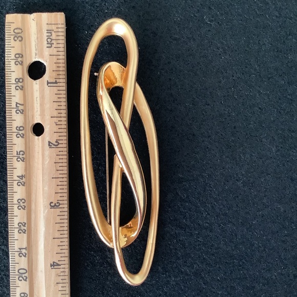 Vintage gold tone brooch. - Picture 2 of 4